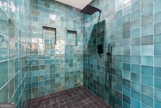 bathroom featuring a tile shower