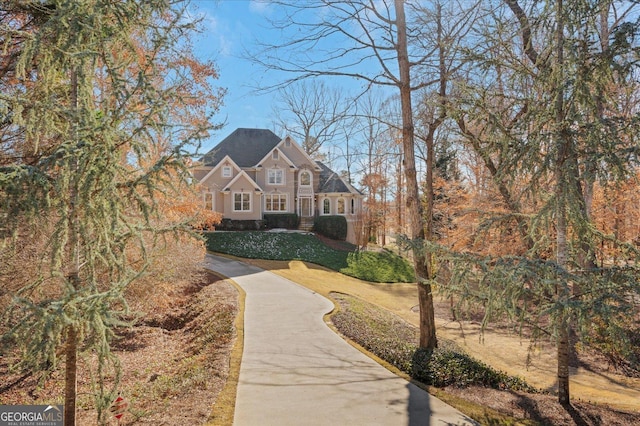 view of front facade with a front yard