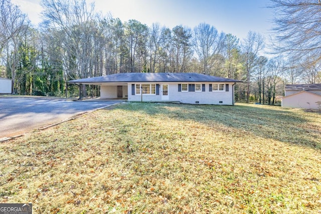 ranch-style house featuring a front lawn and a carport