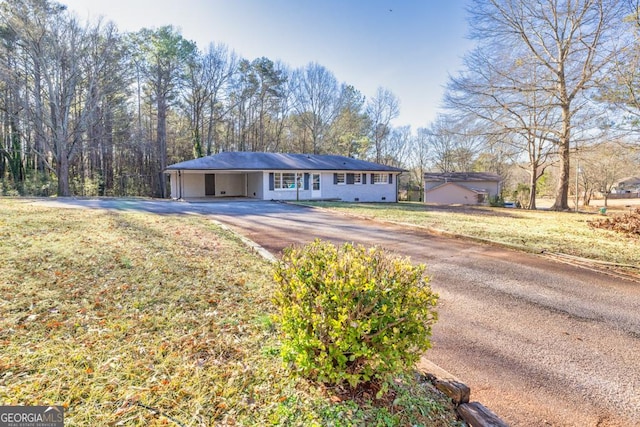 single story home with a front lawn