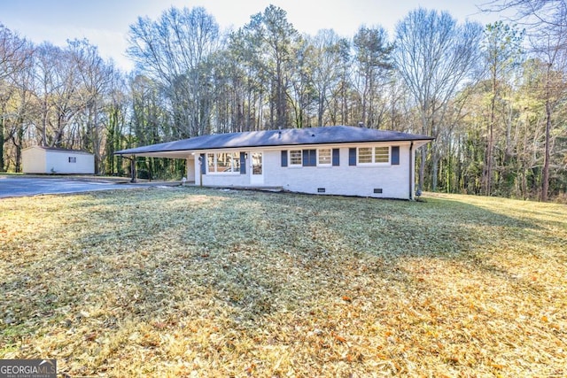 single story home featuring a front yard