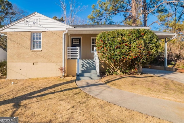 view of front of house with covered porch and a front yard