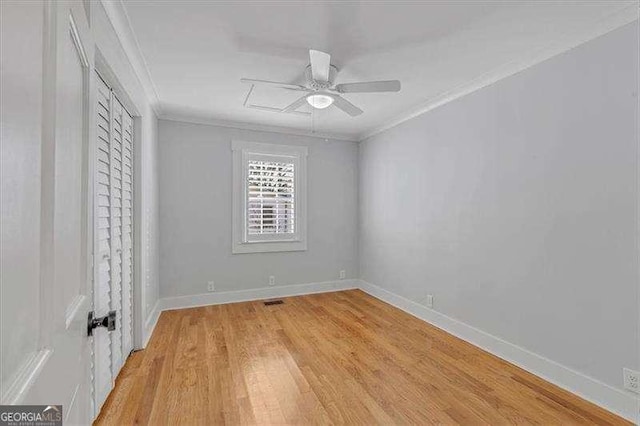 unfurnished room featuring ceiling fan, crown molding, and light hardwood / wood-style flooring