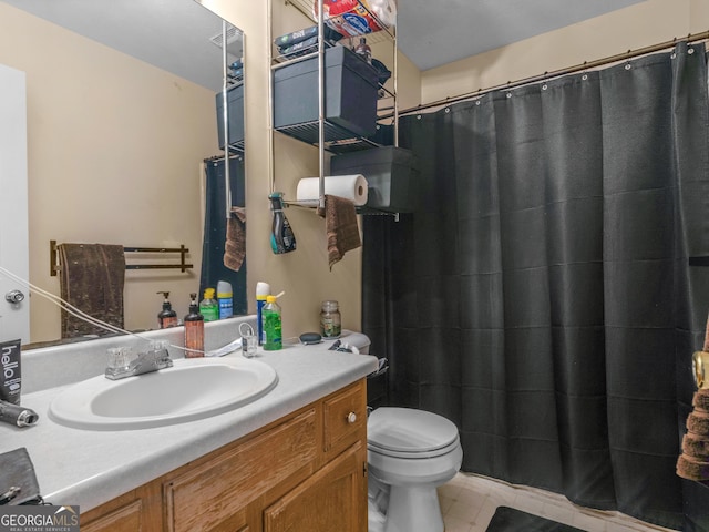 bathroom with toilet, vanity, and curtained shower