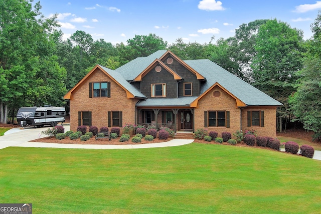 craftsman inspired home with a front lawn and a porch