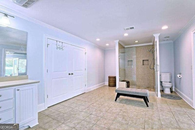 sitting room with crown molding