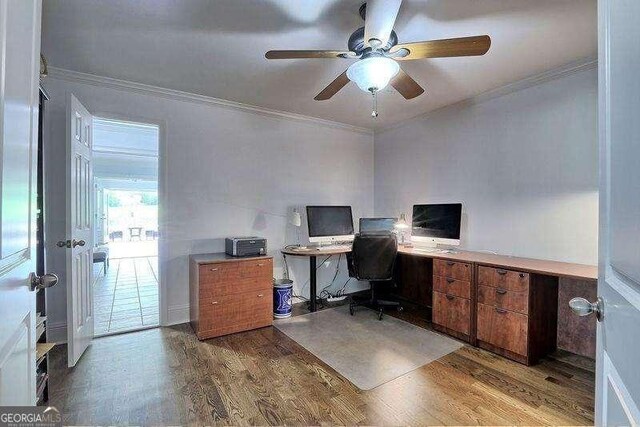 office with light hardwood / wood-style floors, crown molding, and ceiling fan