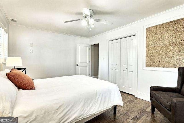 bedroom featuring ceiling fan, a closet, dark hardwood / wood-style flooring, and ornamental molding