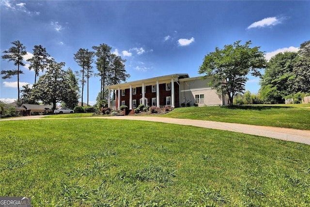 view of front facade with a front lawn