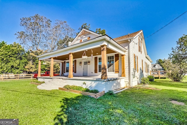 view of front of house featuring covered porch and a front lawn