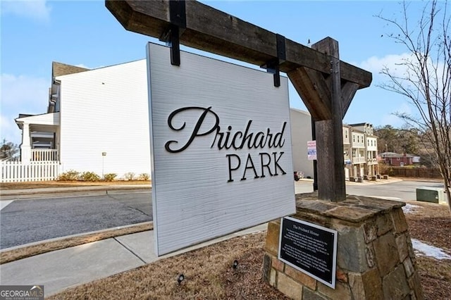 view of community / neighborhood sign