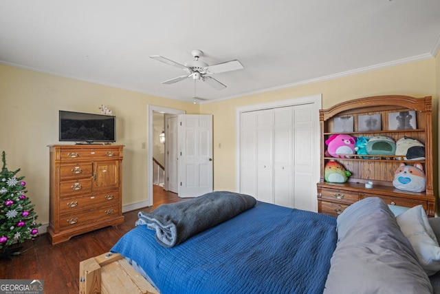 bedroom with a closet, ornamental molding, dark hardwood / wood-style floors, and ceiling fan