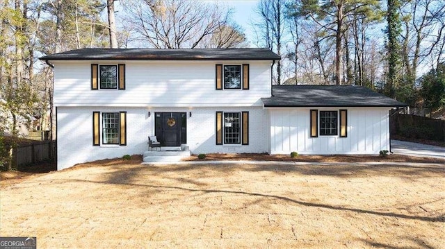 view of front facade featuring a front lawn