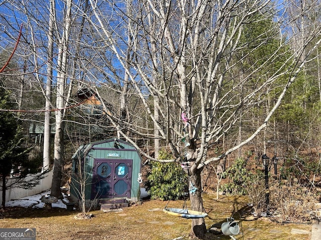 view of yard featuring a storage shed