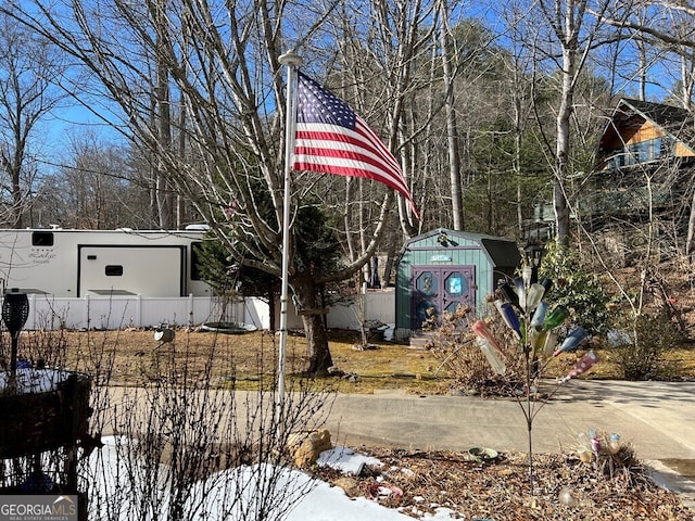 view of yard with a storage unit