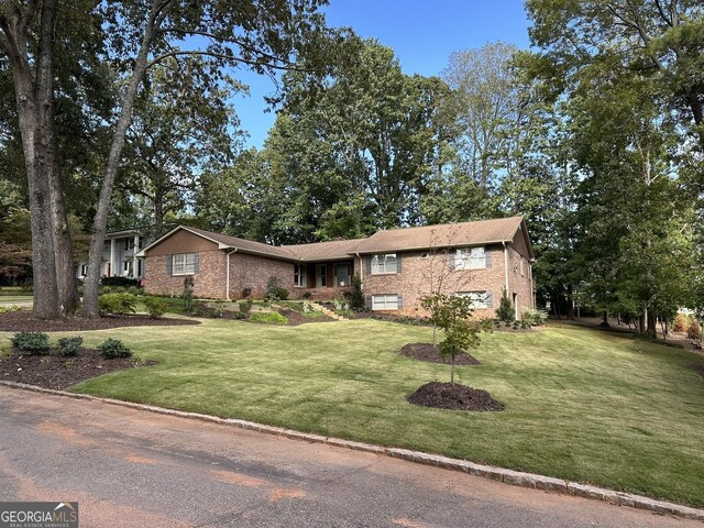 view of front facade with a front lawn