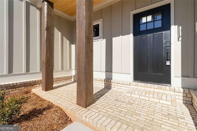 property entrance featuring covered porch