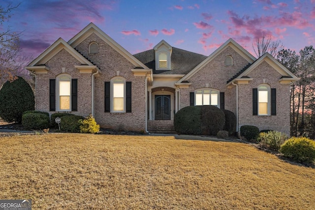 view of front of home featuring a lawn