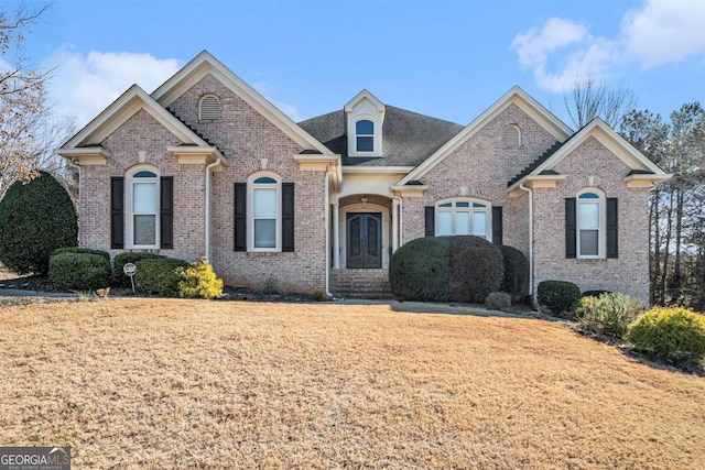 front facade featuring a front yard