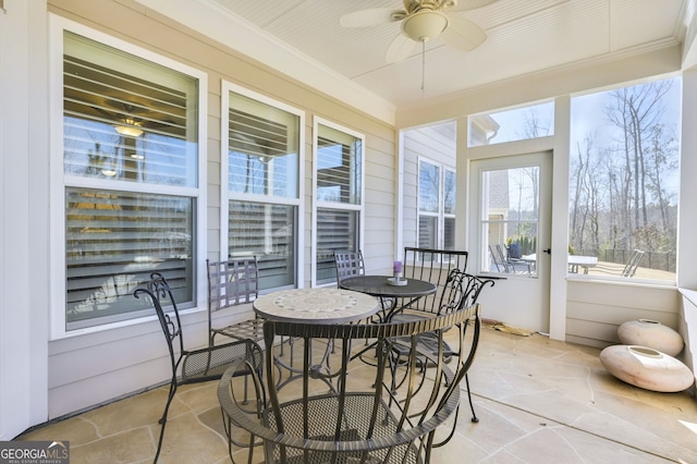 sunroom with ceiling fan