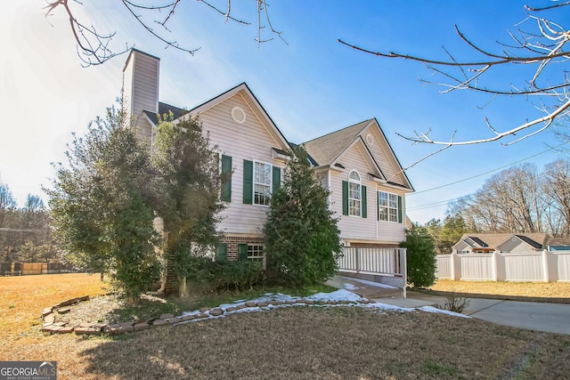 view of front of house with a front yard