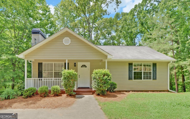 view of front of property featuring a porch and a front yard