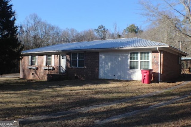 single story home featuring a front yard