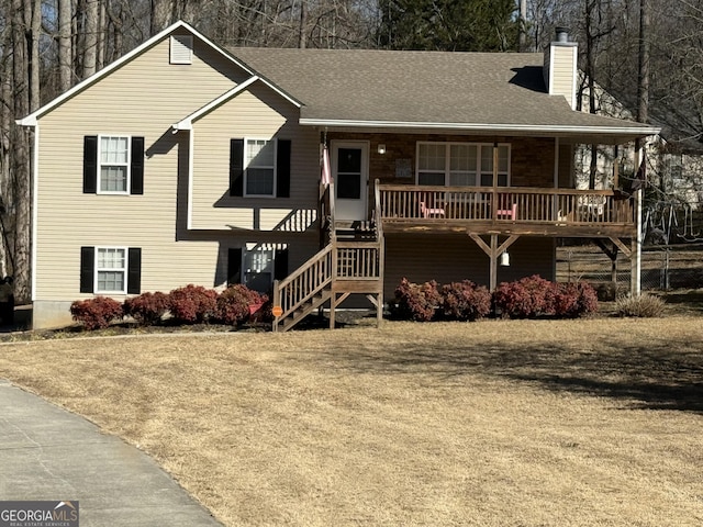 view of front of house featuring a front lawn