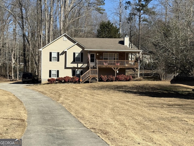 view of front facade with covered porch and a front yard