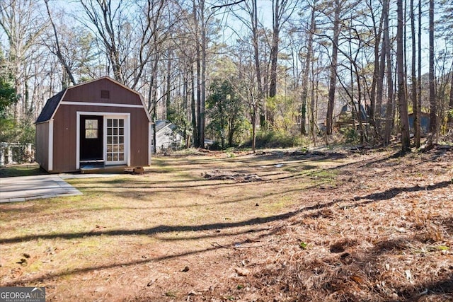 view of yard with a storage shed