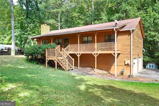 view of front of house with a front lawn and a garage