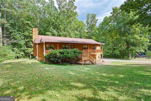 view of front of home featuring a front lawn