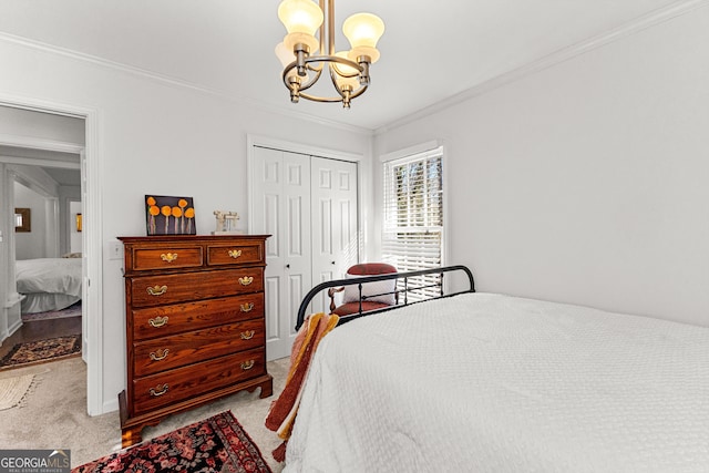 bedroom featuring light colored carpet, a closet, an inviting chandelier, and ornamental molding