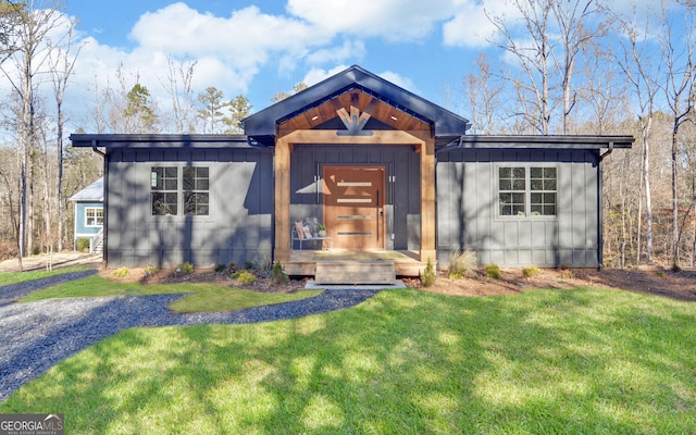 view of front of house featuring a front yard