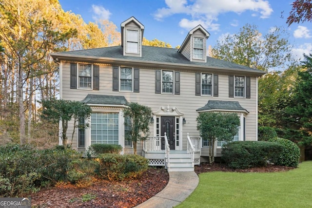 colonial home featuring a front lawn