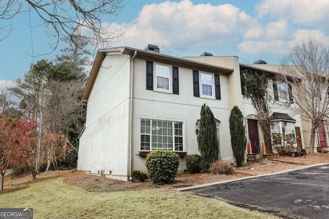 view of front of property featuring a front lawn