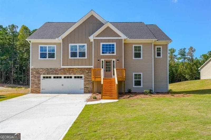 view of front facade with a front yard and a garage