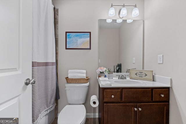 full bath with a shower with shower curtain, vanity, and toilet