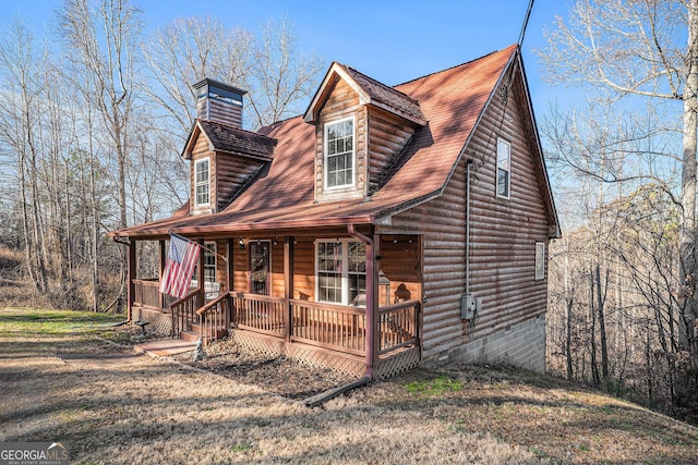 view of front of property featuring a front yard and covered porch