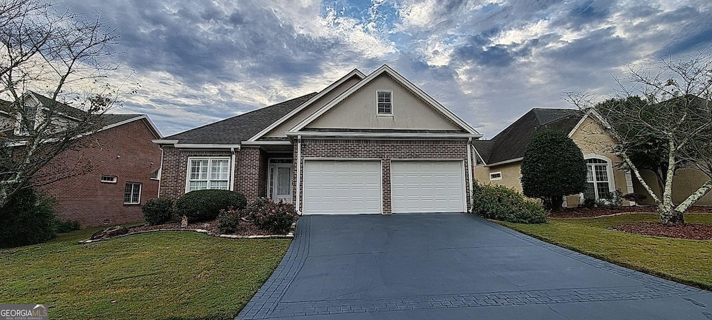 view of front of house featuring a front lawn and a garage