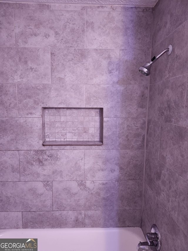 details featuring tiled shower / bath