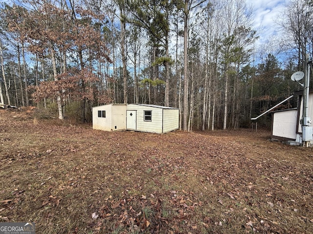 view of yard with an outbuilding and a storage unit