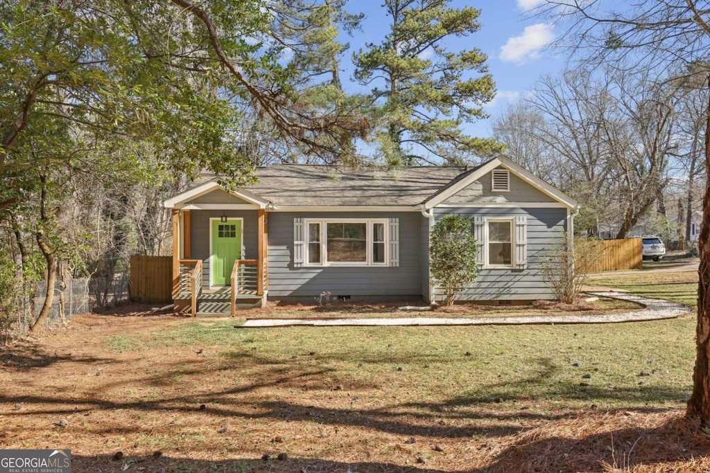 view of front of house featuring a front lawn