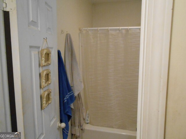 bathroom featuring shower / bathtub combination with curtain