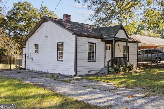 bungalow-style home featuring a front lawn