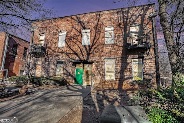 townhome / multi-family property featuring a balcony