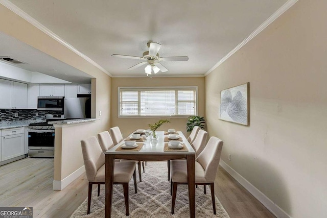 dining area featuring ceiling fan, crown molding, and light hardwood / wood-style floors