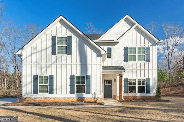 view of modern farmhouse style home