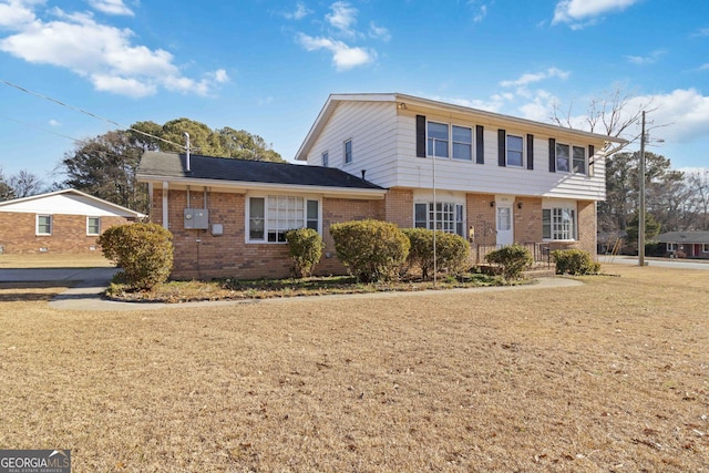 view of front property featuring a front lawn