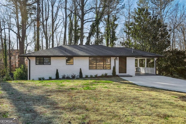 view of front of property featuring a carport and a front yard